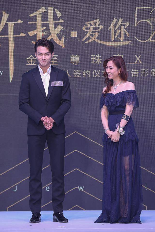 杏彩体育，许凯这一身西装太帅了身形修饰得真完美不愧是