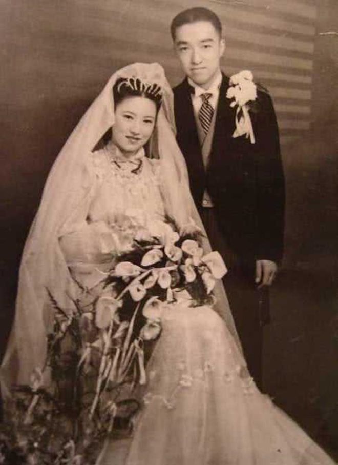 杏彩体育,80年代婚纱照保守90年代浓浓“影楼风”你最钟意哪款婚纱照