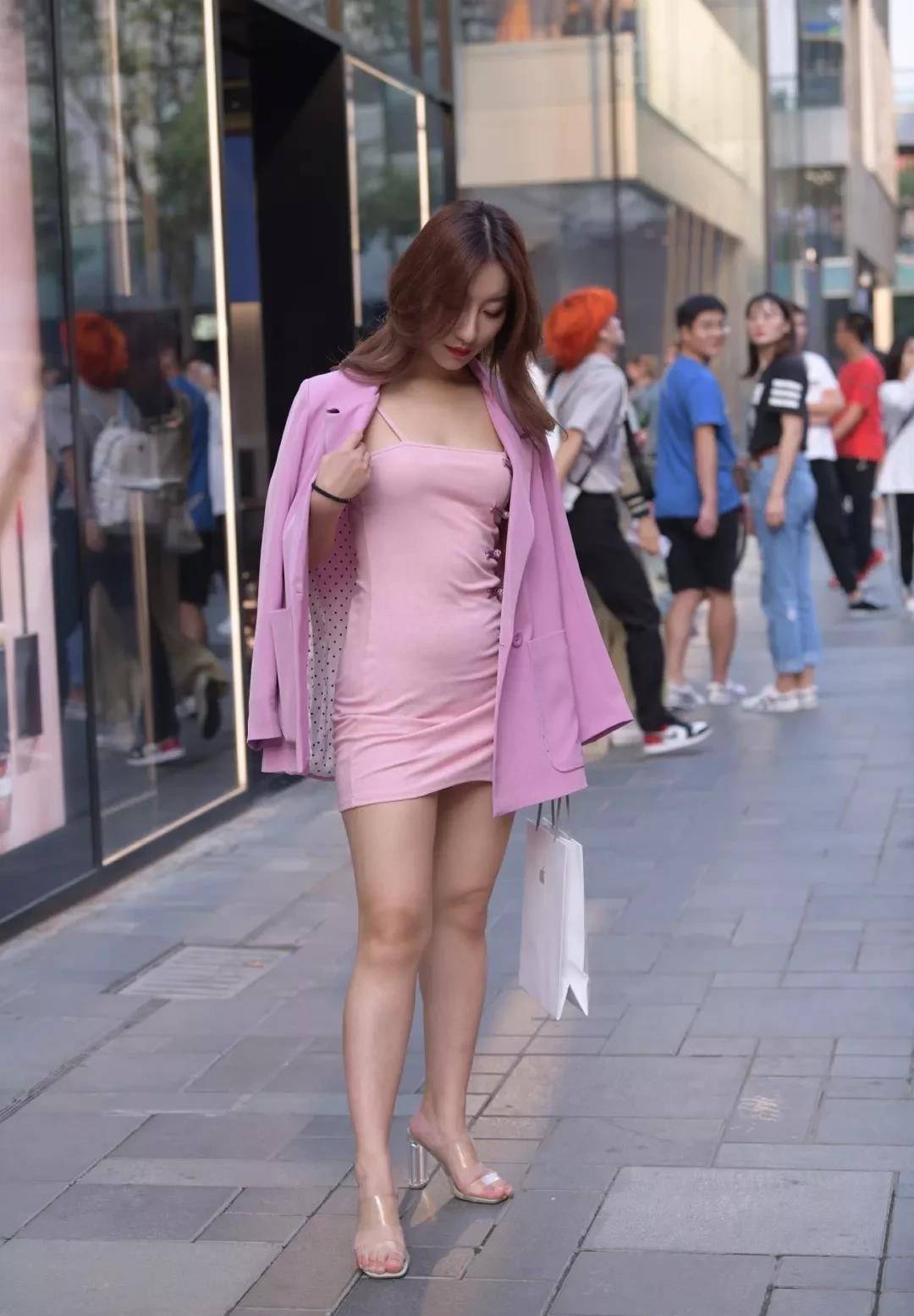杏彩体育,优雅知性:低调奢华的粉色西装开衩旗袍连衣裙