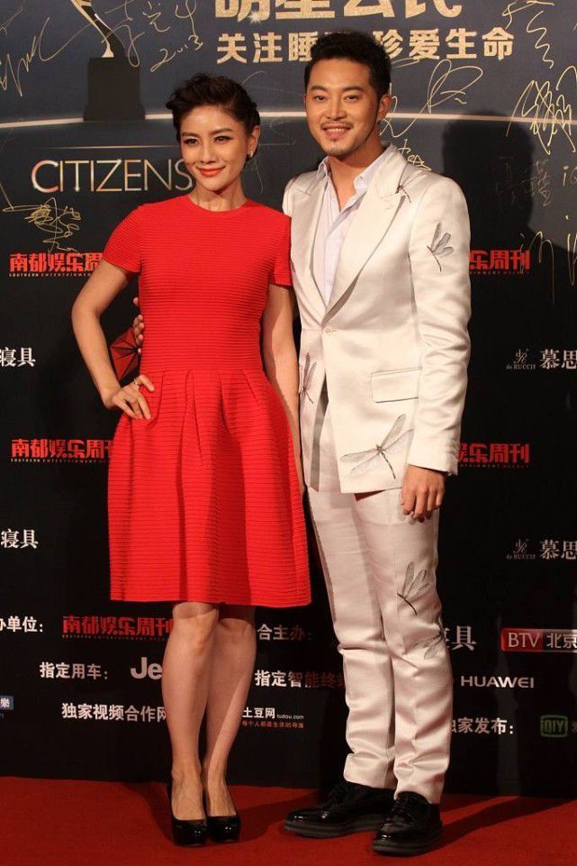 杏彩体育,胡可与老公沙溢同框“一白一红”穿搭真亮眼越看越有夫妻相