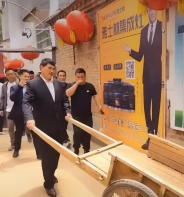 杏彩体育,大衣哥穿西装推板车放下车倒背手领导一样网友评论亮