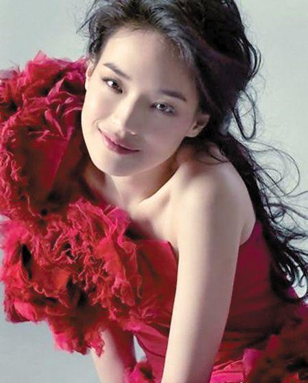 杏彩体育,不愧是女王西服+半透明礼裙穿出满屏高级感被撩到了