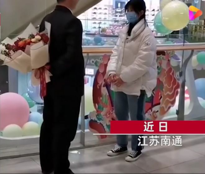 杏彩体育,江苏:西装男手捧鲜花跪地求婚被拒外地人要有车有房