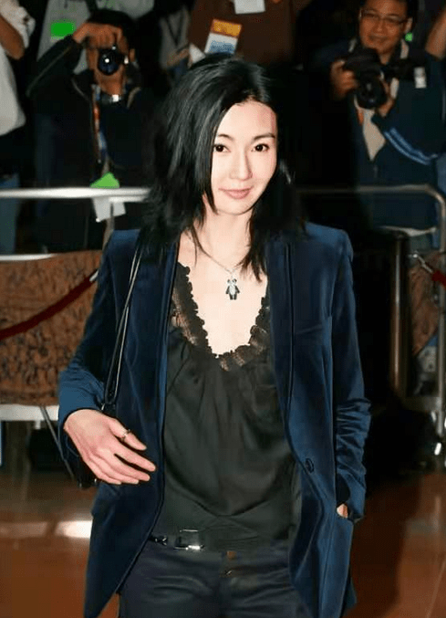 杏彩体育,张曼玉真懂时尚!丝绒西装巧搭吊带睡衣调和风格高级与兼具