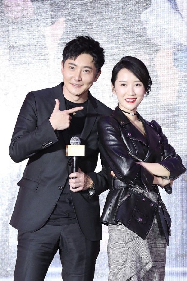 杏彩体育，“金句小王子”郭京飞不开口真帅气身穿黑色西装真的很有魅力