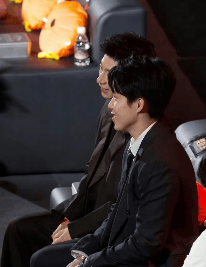 杏彩体育,王楚钦又一大奖获微博年度影响力体育人物西装领带显帅气