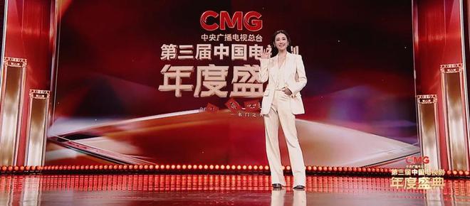 杏彩体育，“黑白双姝”李纯、刘浩存西装造型亮相“央视剧晚”飒