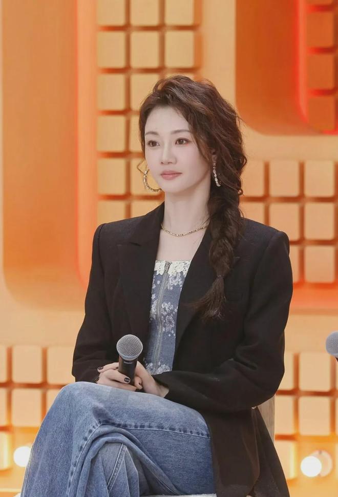 杏彩体育，郑恺老婆苗苗轻松美出圈穿西装+鱼骨胸衣宛如少女气质